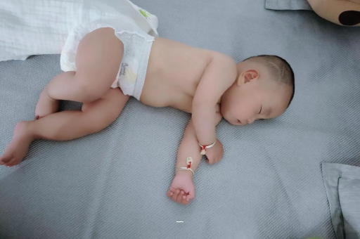 金湖宝宝胳膊上起红疙瘩